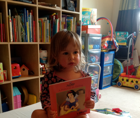 Alíz a 2 éves hölgy, kezében 'Princess in Hiding'